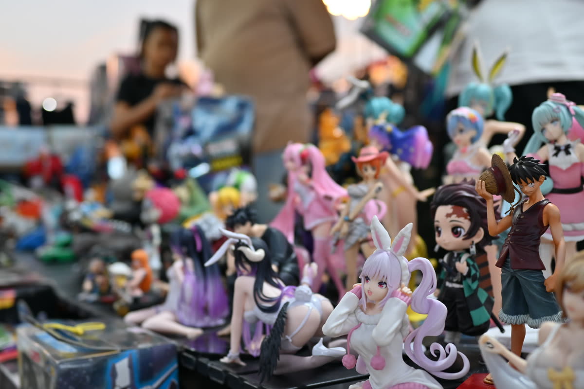DFC 4147 Colorful anime figurines on display at a bustling convention table each character full of personality and detail — 홀로 피규어 노스케일, 스케일 표기 제품과 뭐가 다른가