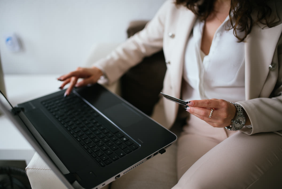 Business professional engages in online shopping from home workspace while using credit card — 드로우 없이 살 수 있나요?