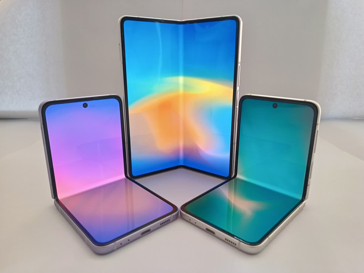 Foldable Smartphones — 폴더블폰 신제품, 왜 애플 발표 일주일 전에 동시에 나오나