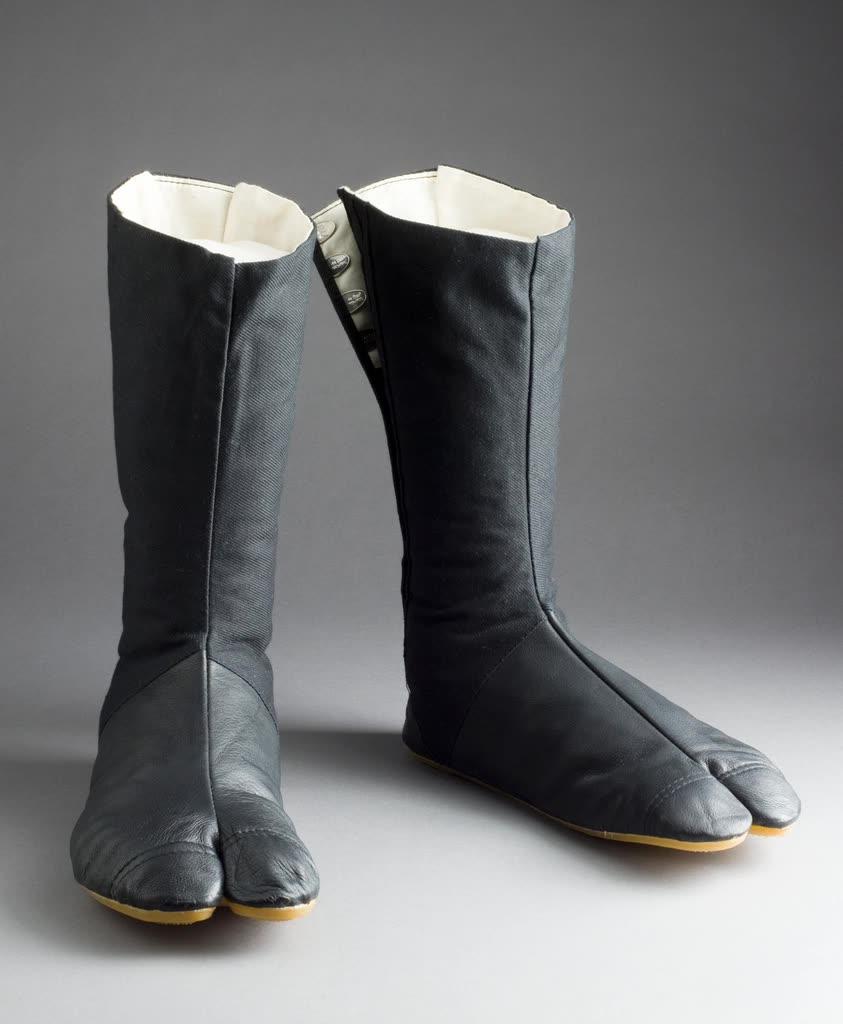 Pair Split-Toe Boots (Jikatabi) Martin — 타비 앞코를 스니커즈로 푼 디자인