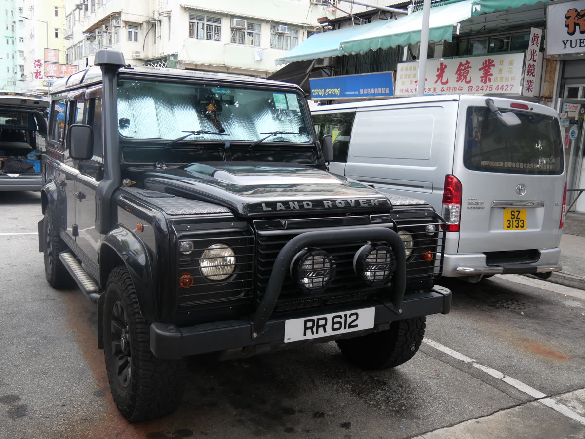 Black Land Rover Defender in Yuen Long Town — 디펜더 옥타 블랙 할인, 9월 프로모션가 2억 1,147만 원은 얼마나 싸진 것인가
