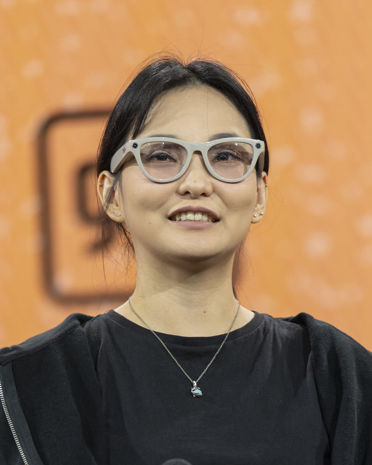 Youna Kang in Ray-Ban Meta Glasses — 메타 AI 안경 신제품, 일본에서 얼마인가