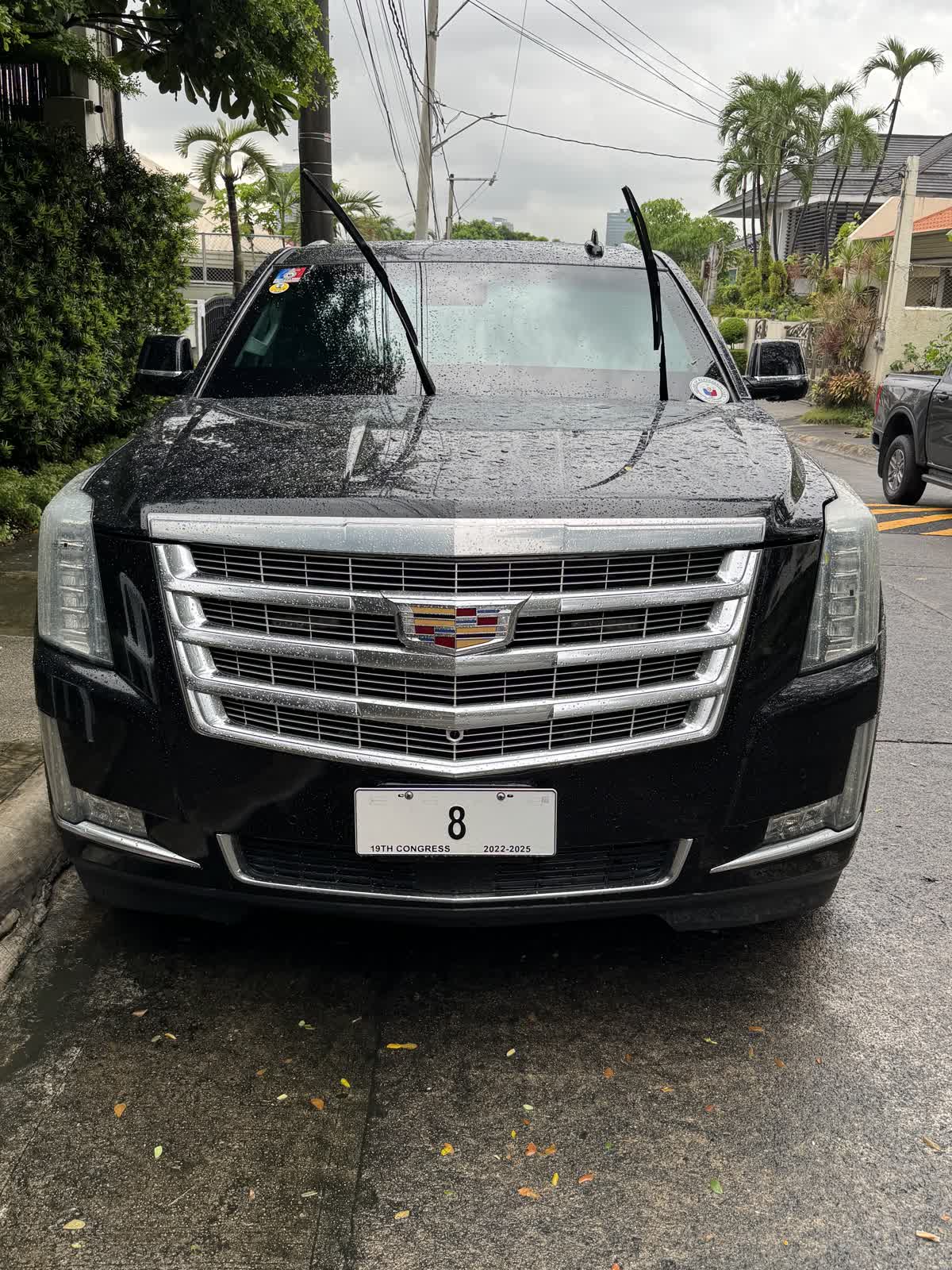 Parked Cadillac Escalade SUV front — 에스컬레이드 신형 가격 얼마
