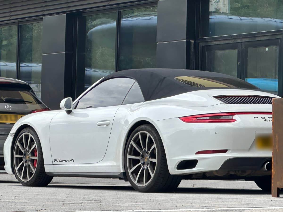 White Porsche 911 Carrera 4S Cabriolet (992) convertible with soft top up parked outside Pioneer Wharf, Chatham — 911 스피릿 70과 카레라 GTS 카브리올레의 차이