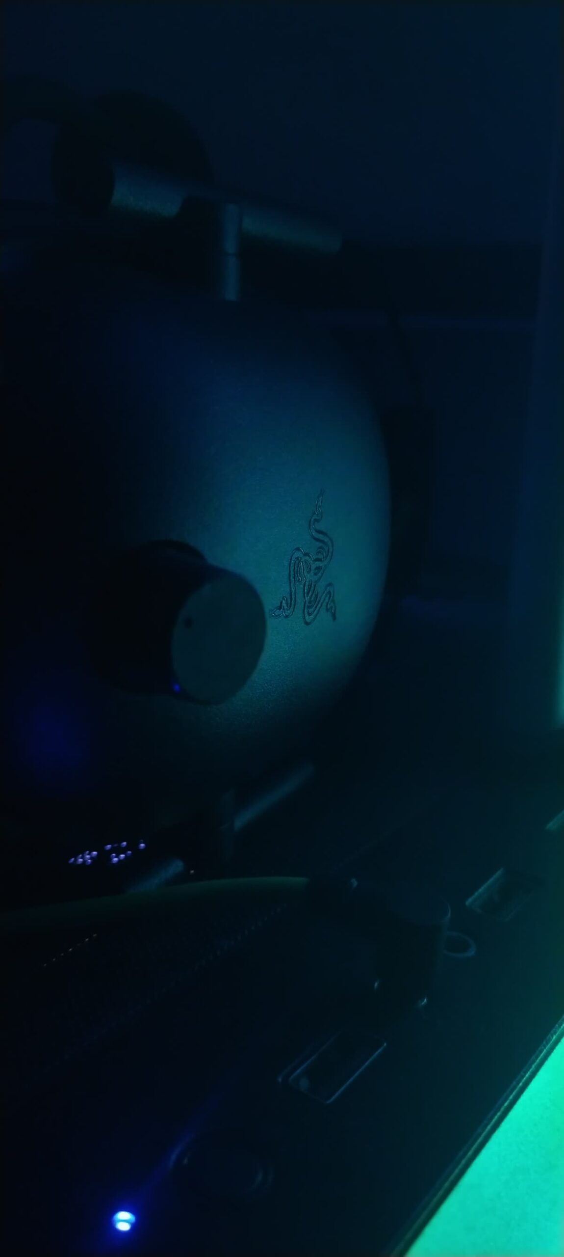 RGB gaming headset on desk with ambient lighting — 라이저 블랙샤크 V3 프로 가격, 미국 $100 세일이 시작됐다