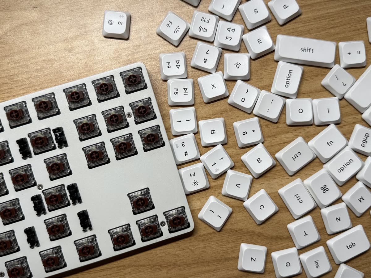 Low-profile mechanical keyboard with brown switches and keycaps being removed on a table. — 기존 Tartarus Pro와 V2 프로 차이 — 지금 말할 수 있는 것까지