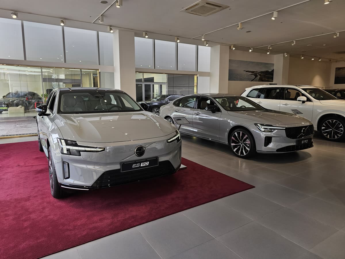 Volvo ES90 & S90 Vapour Grey (1) — 볼보 ES90 가격, 최저와 최고 차이 2,247만 원