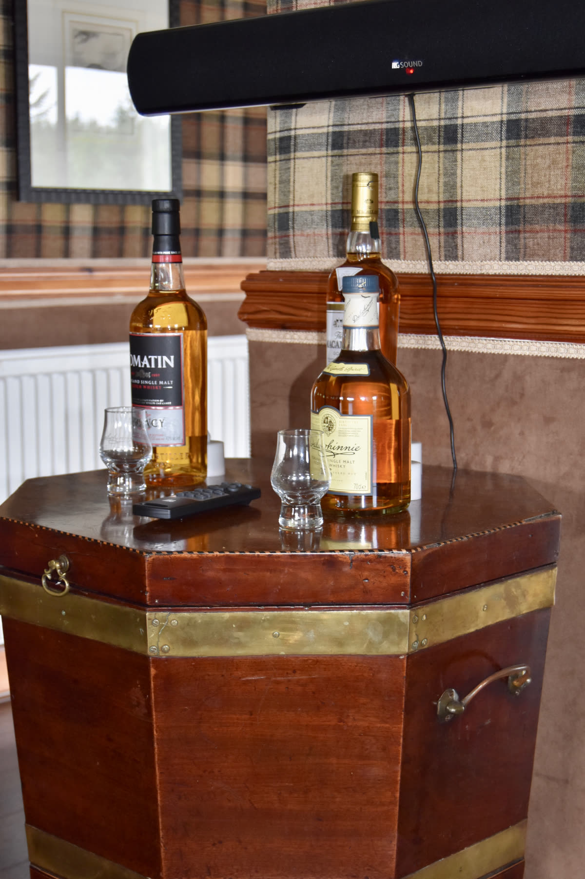 Single malt Scotch whisky bottles & glasses in hotel bar - Laggan Hotel, Newtonmore (2017-06-22 16.08.13 by Nick Amoscato) — 10만원대 싱글몰트 가격, 왜 더 비싸지나